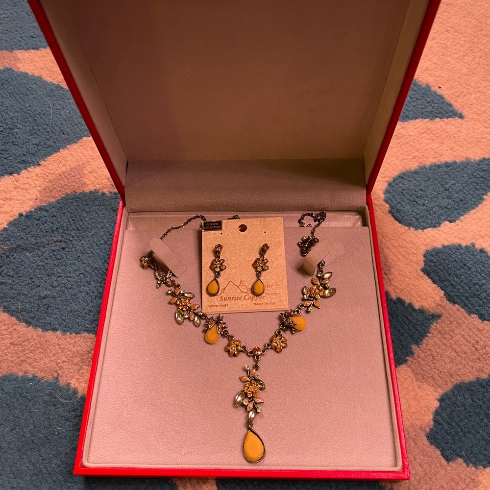 NEW Crystal necklace & earring set